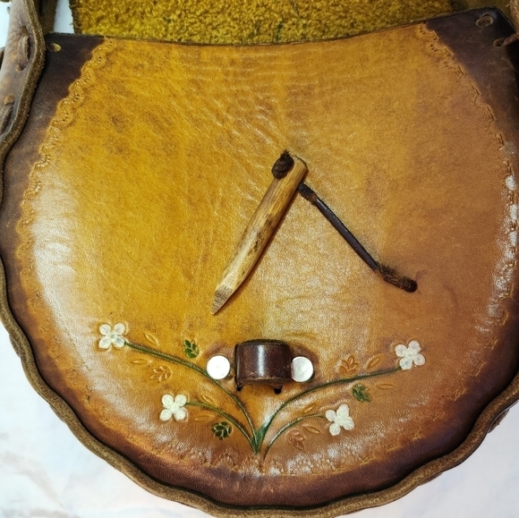 Vintage Floral Embossed Leather Purse - Picture 9 of 12